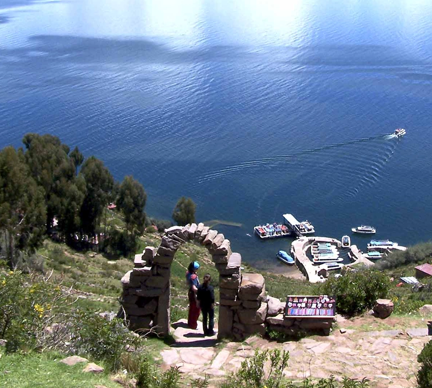 Isla Uros e Isla Taquile día completo (Servicio Grupal)